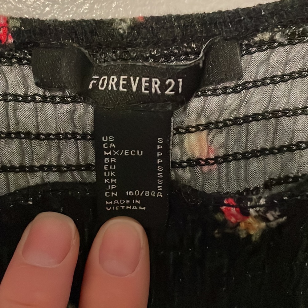Forever 21 Black Cropped Tank Top Size Small - Picture 4 of 4